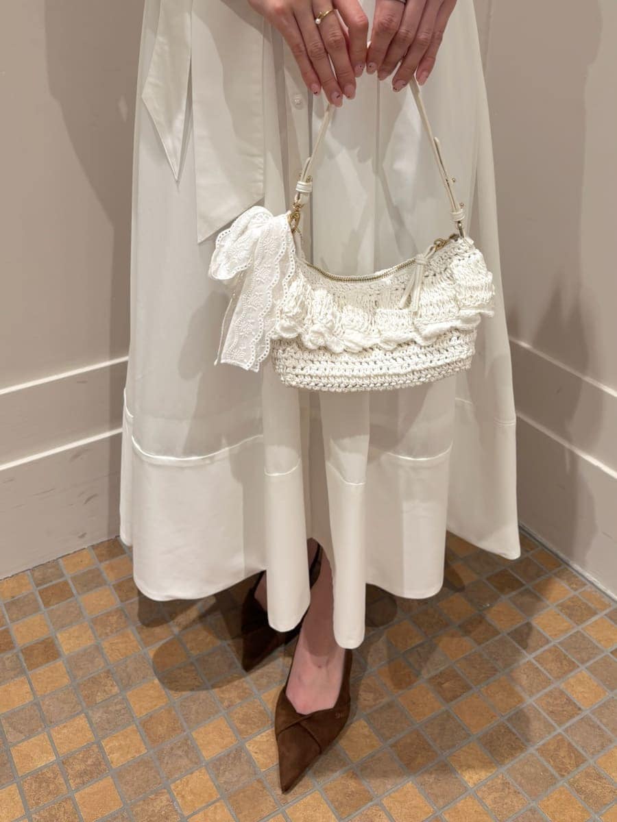 ブルー系のテーラードジャケット、ホワイト系のワンピース、ブラウン系のパンプスを着用したレディースの冬コーディネートの7枚目の写真