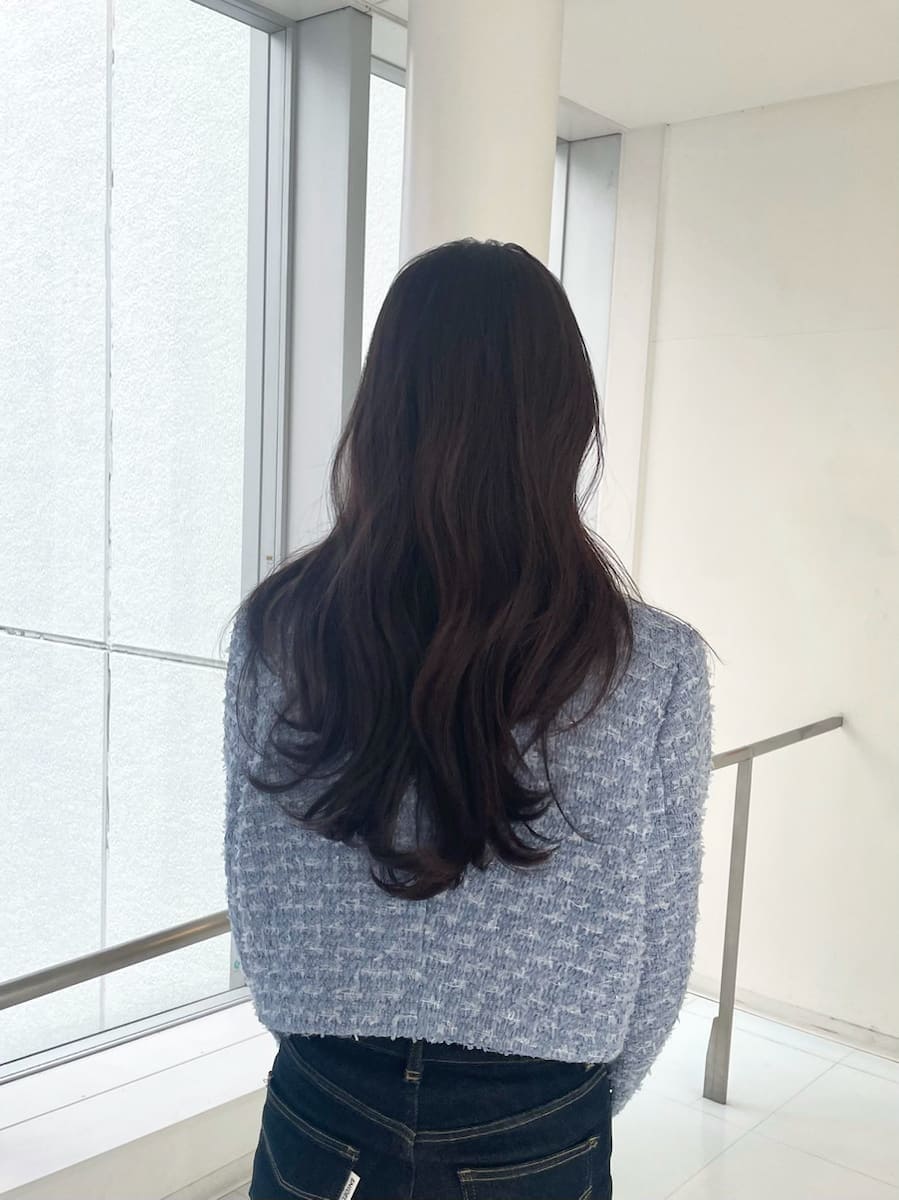 ブルー系のその他パンツ、ブルー系のノーカラージャケット、ブルー系のシャツ/ブラウスを着用したレディースの冬コーディネートの6枚目の写真