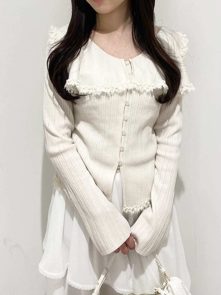 ホワイト系のスカート、ホワイト系のニット/セーターを着用したレディースの冬コーディネートの4枚目の写真