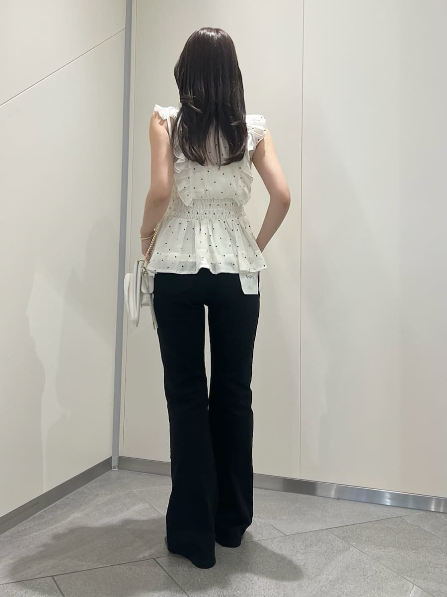 ホワイト系のショルダーバッグ、その他のシャツ/ブラウス、ブラック系のデニムパンツを着用したレディースの夏コーディネートの2枚目の写真