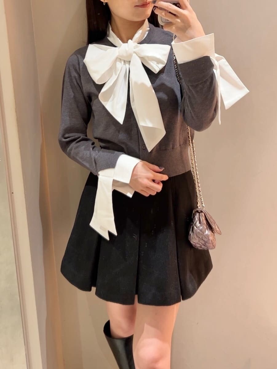 ブラック系のブルゾン、グレー系のニット/セーター、ブラック系のスカートを着用したレディースの秋コーディネートの9枚目の写真