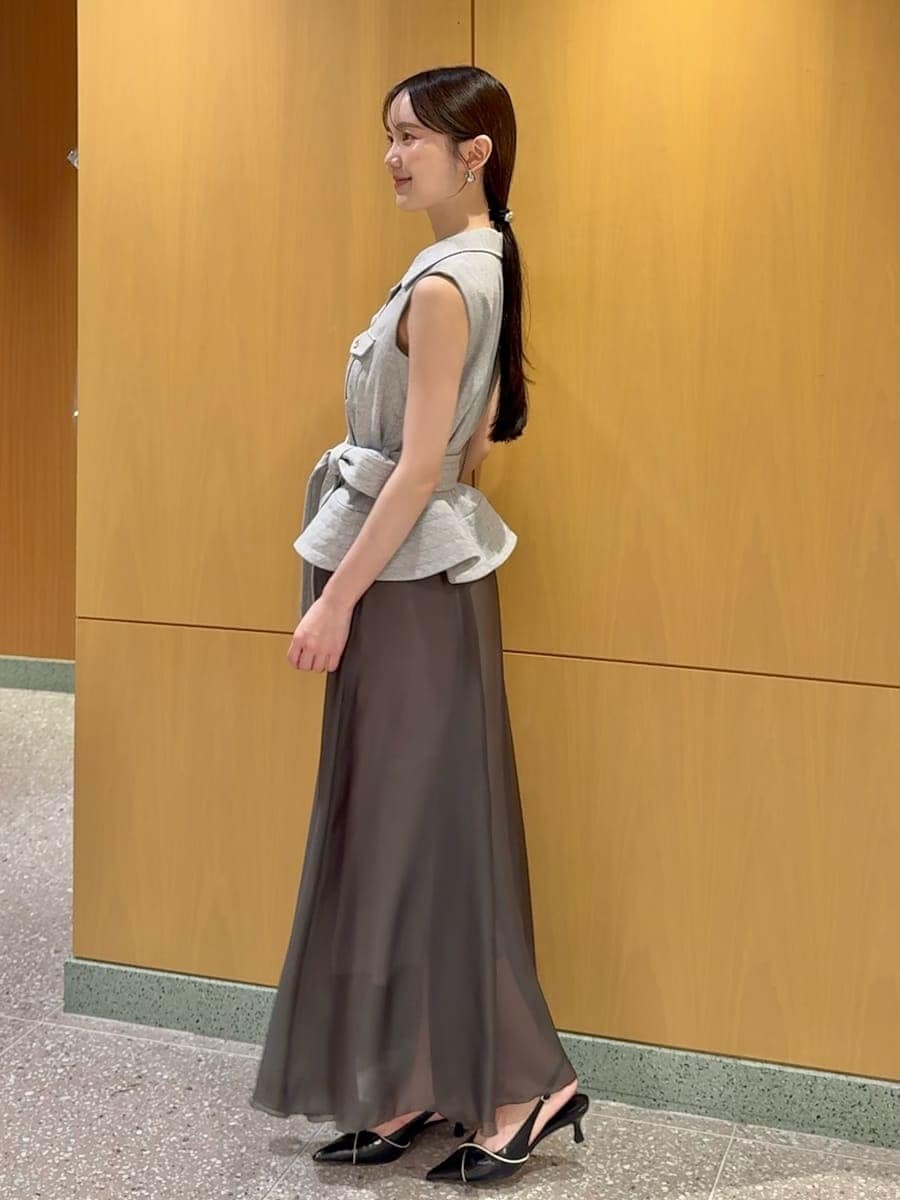 ブラック系のパンプス、グレー系のワンピースを着用したレディースの夏コーディネートの2枚目の写真