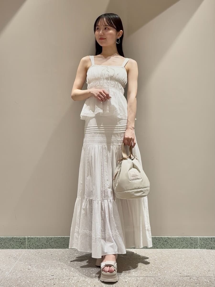 ホワイト系のシャツ/ブラウス、ホワイト系のスカート、ベージュ系のサンダルを着用したレディースの夏コーディネートの2枚目の写真