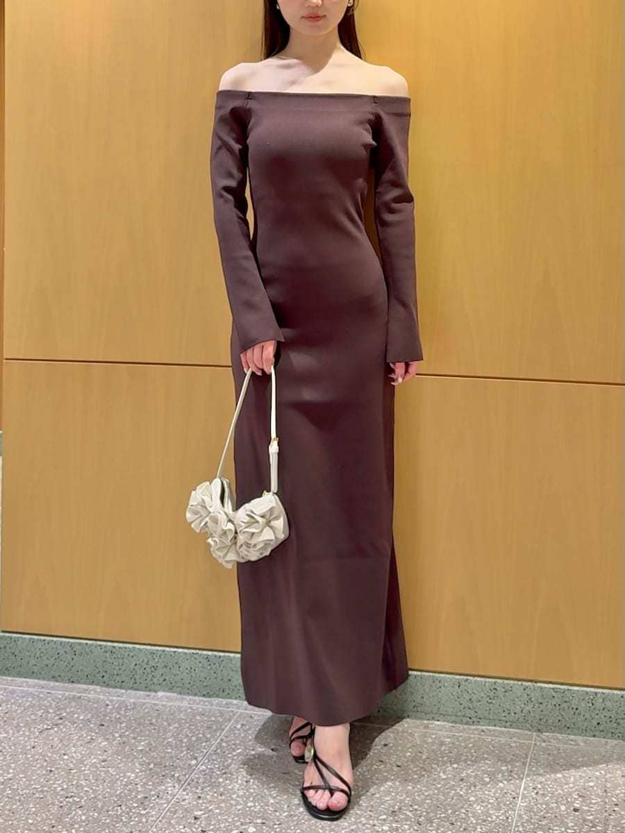 ホワイト系のハンドバッグ、ブラウン系のワンピースを着用したレディースの春コーディネートの4枚目の写真