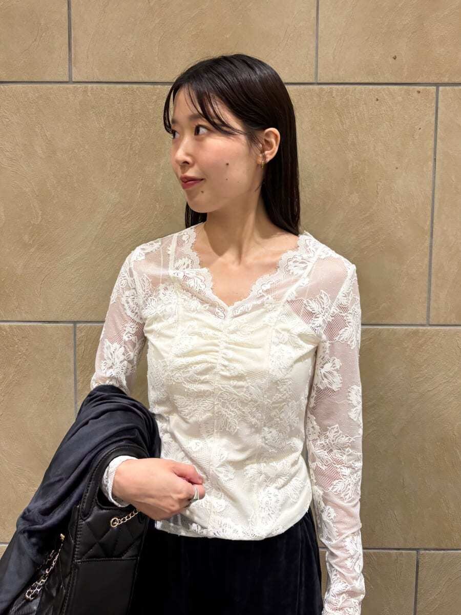 ホワイト系のTシャツ/カットソー、ブラック系のパンプス、ブラック系のショルダーバッグを着用したレディースの秋コーディネートの6枚目の写真