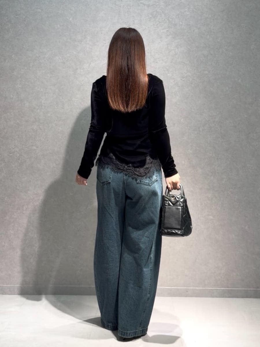 ブルー系のデニムパンツ、ブラック系のキャミソール、ブラック系のカーディガン/ボレロを着用したレディースの秋コーディネートの3枚目の写真