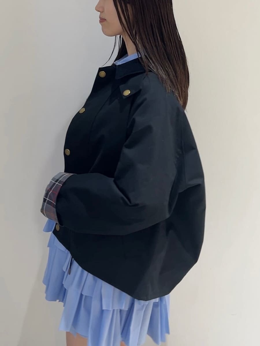 ブルー系のワンピース、ブラック系のブルゾン、ブラック系のブーツを着用したレディースの秋コーディネートの3枚目の写真