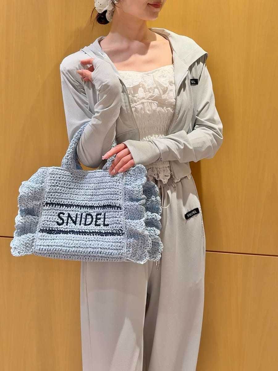 シルバー系のその他パンツ、ホワイト系のシャツ/ブラウス、シルバー系のパーカーを着用したレディースの春コーディネートの7枚目の写真