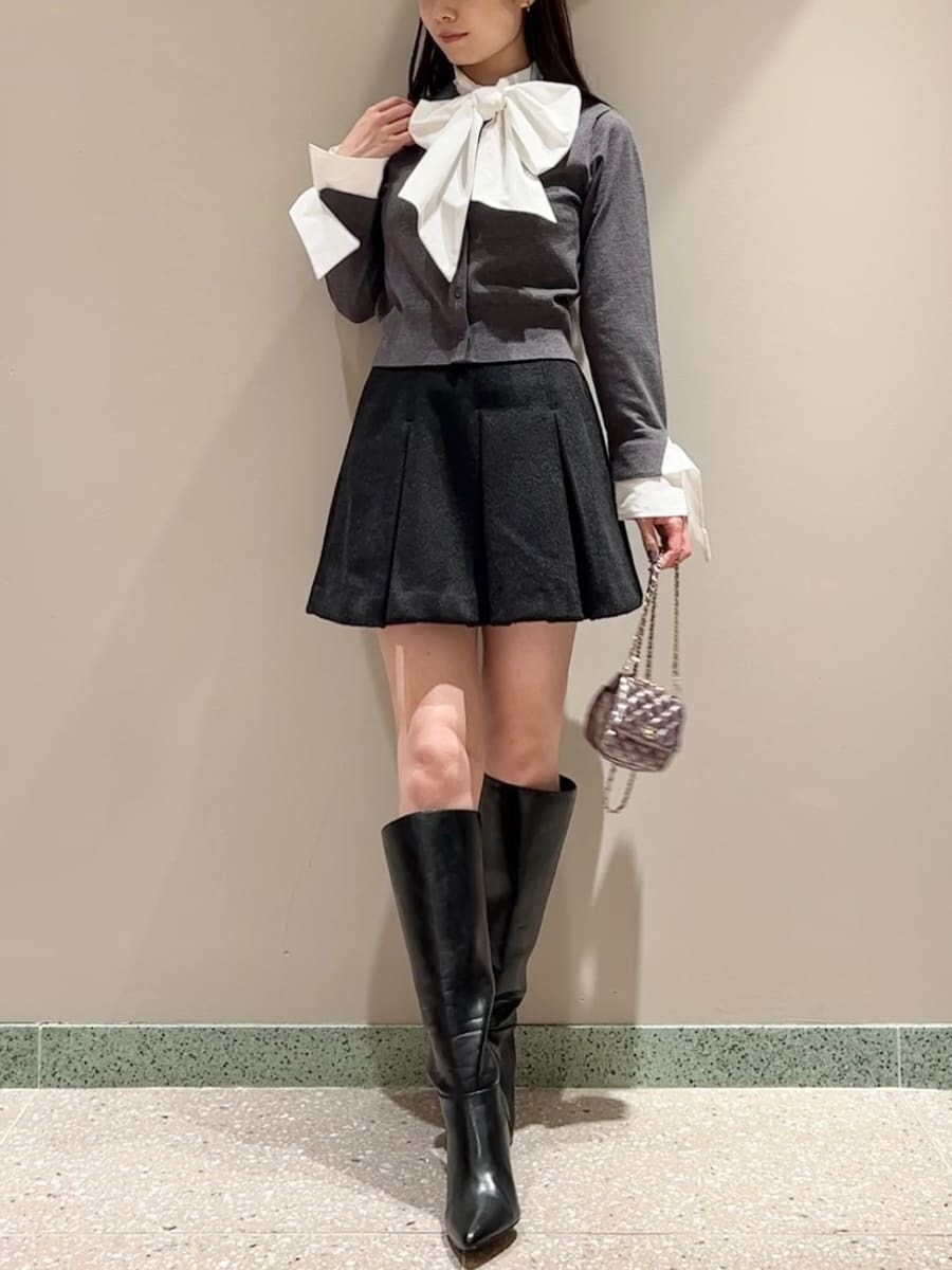 ブラック系のブルゾン、グレー系のニット/セーター、ブラック系のスカートを着用したレディースの秋コーディネートの7枚目の写真
