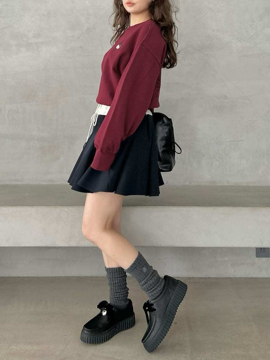 ブラック系のハンドバッグを着用したレディースの秋コーディネートの3枚目の写真