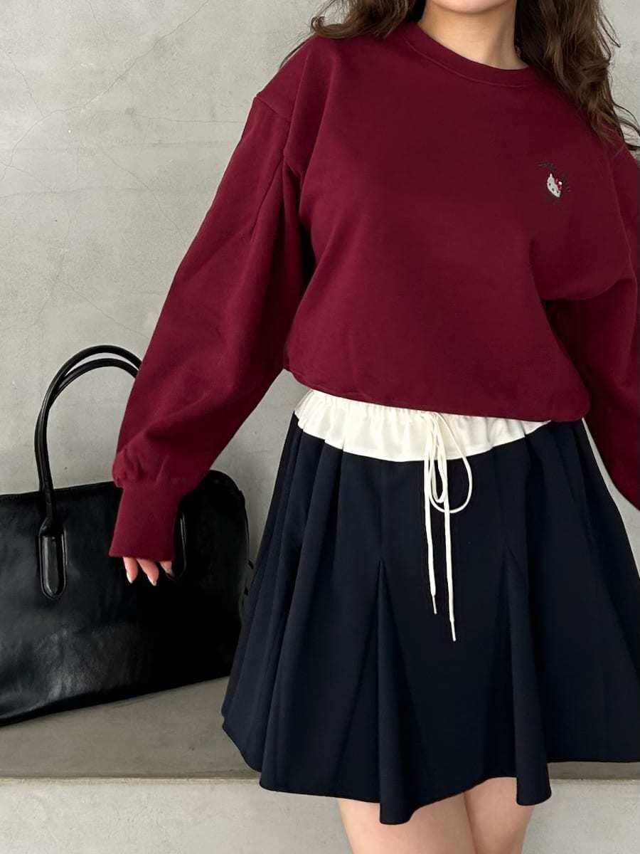 ブラック系のハンドバッグを着用したレディースの秋コーディネートの6枚目の写真