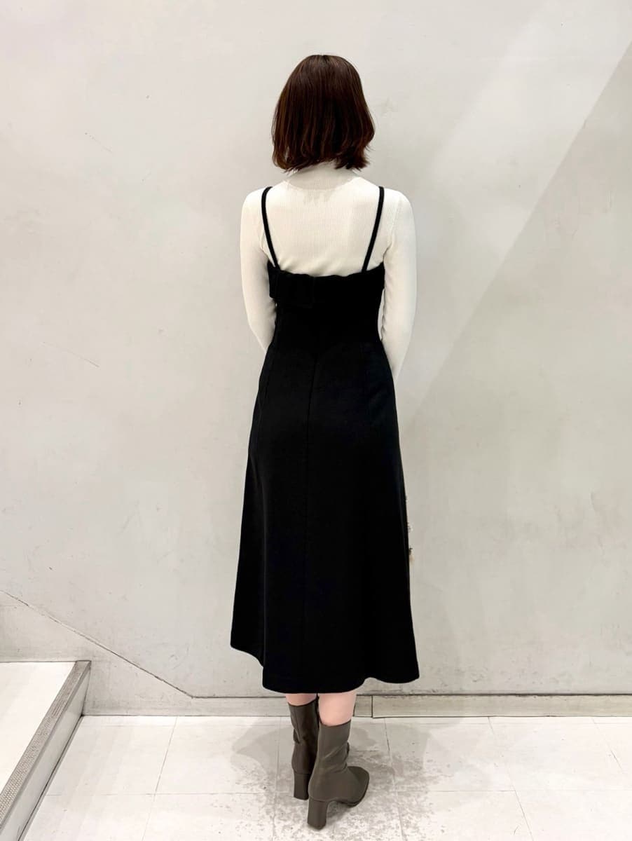 ブルー系のショルダーバッグ、ホワイト系のニット/セーターを着用したレディースの冬コーディネートの4枚目の写真