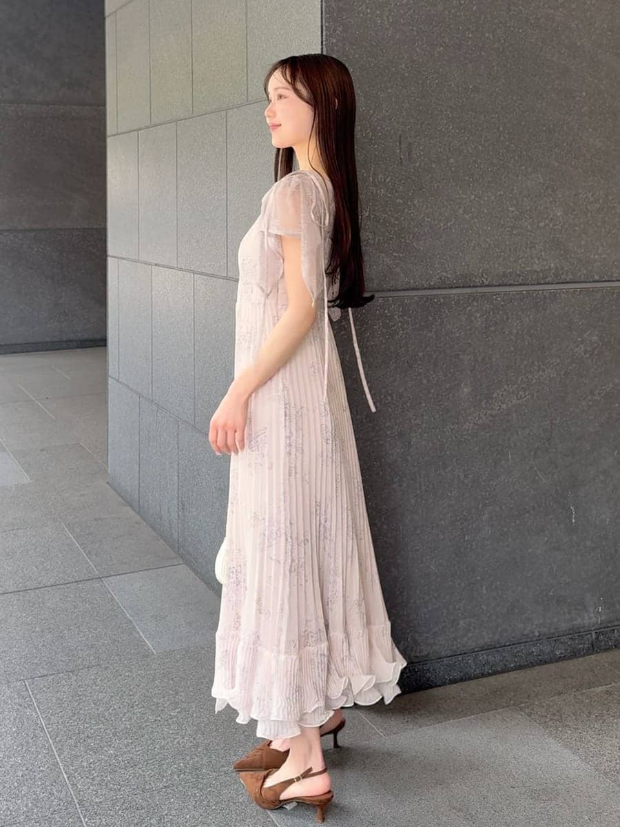 ブラウン系のパンプス、ホワイト系のショルダーバッグを着用したレディースの春コーディネートの2枚目の写真