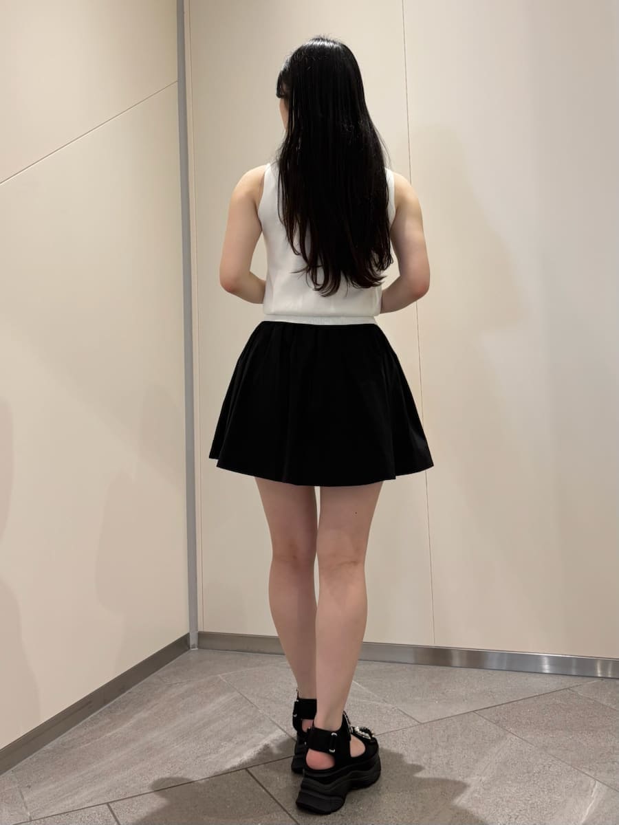ホワイト系のニット/セーター、ブラック系のサンダル、ブラック系のその他パンツを着用したレディースの夏コーディネートの3枚目の写真