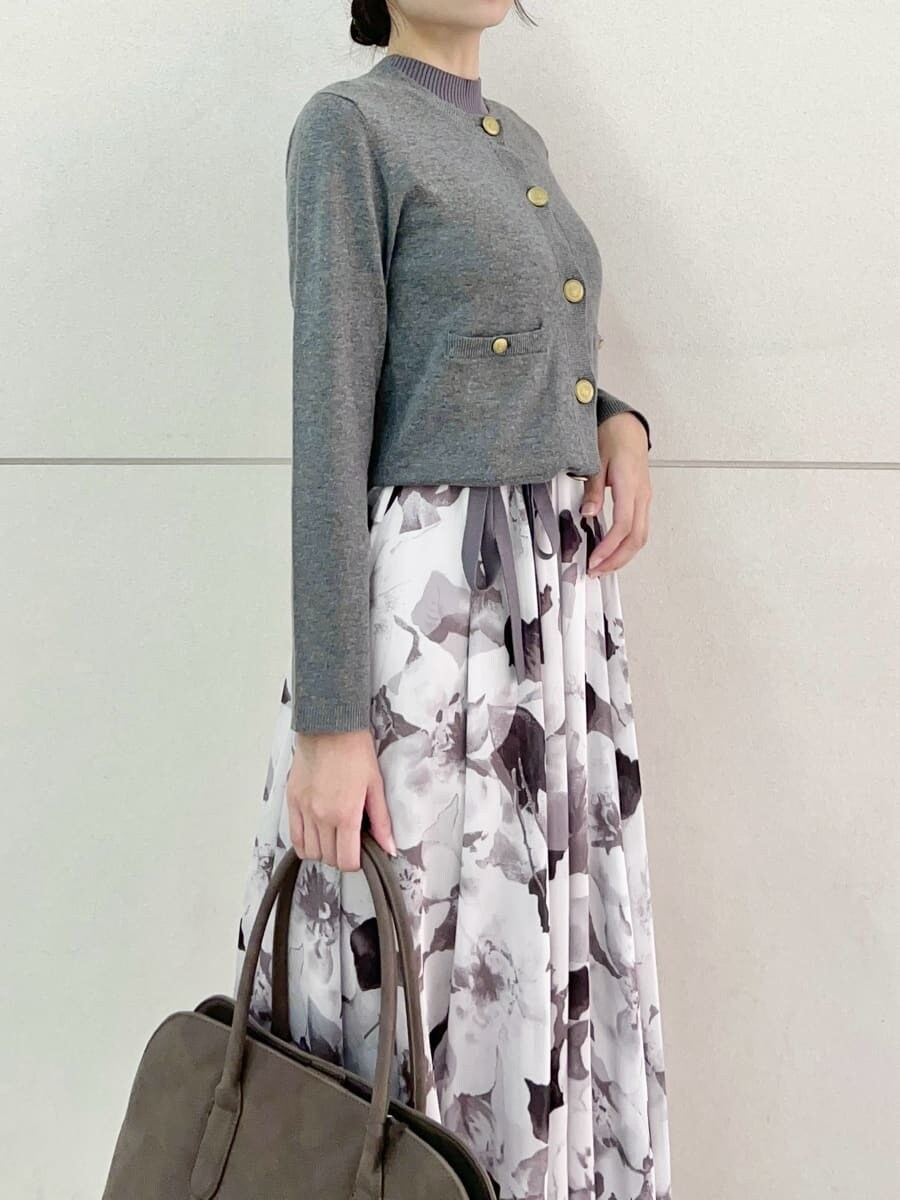 グレー系のワンピース、ブラック系のローファー、グレー系のハンドバッグを着用したレディースの秋コーディネートの6枚目の写真