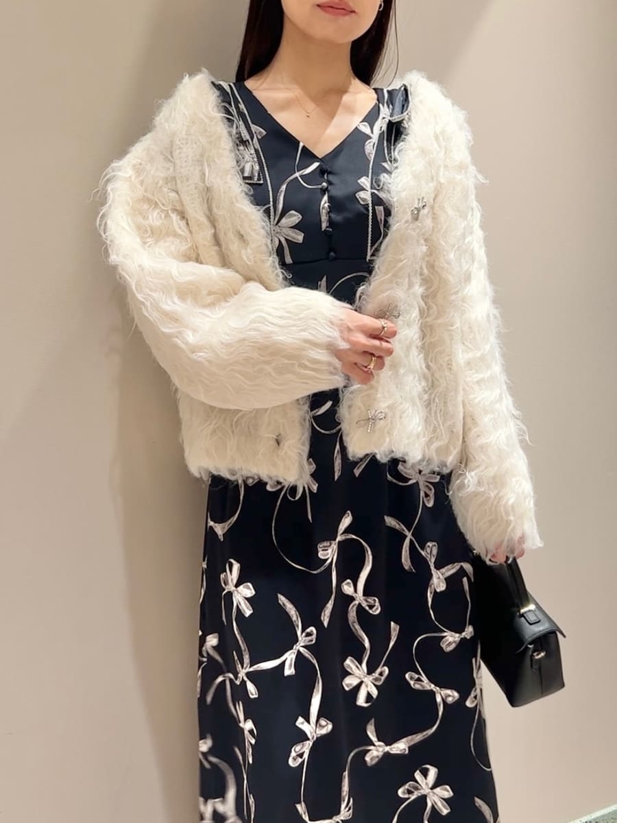 ホワイト系のカーディガン/ボレロ、ブルー系のワンピースを着用したレディースの秋コーディネートの3枚目の写真