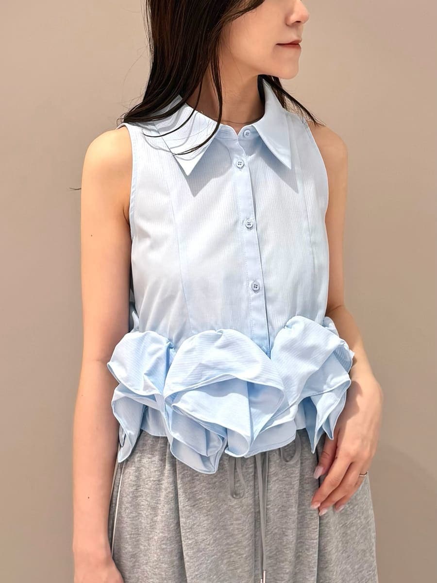 グレー系のその他パンツ、ブルー系のシャツ/ブラウス、ホワイト系のサンダルを着用したレディースの春コーディネートの4枚目の写真