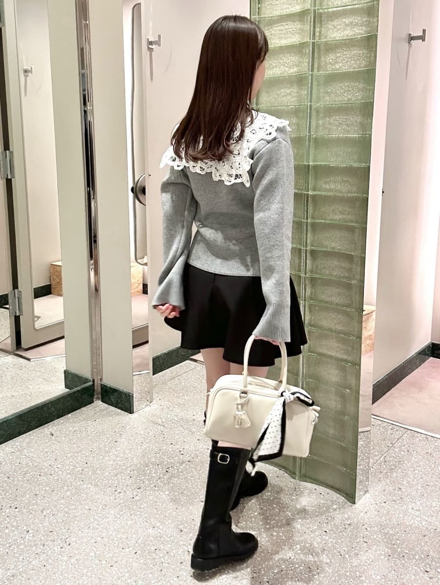 ブラック系のその他パンツ、グレー系のカーディガン/ボレロ、ホワイト系のボストンバッグを着用したレディースの冬コーディネートの4枚目の写真