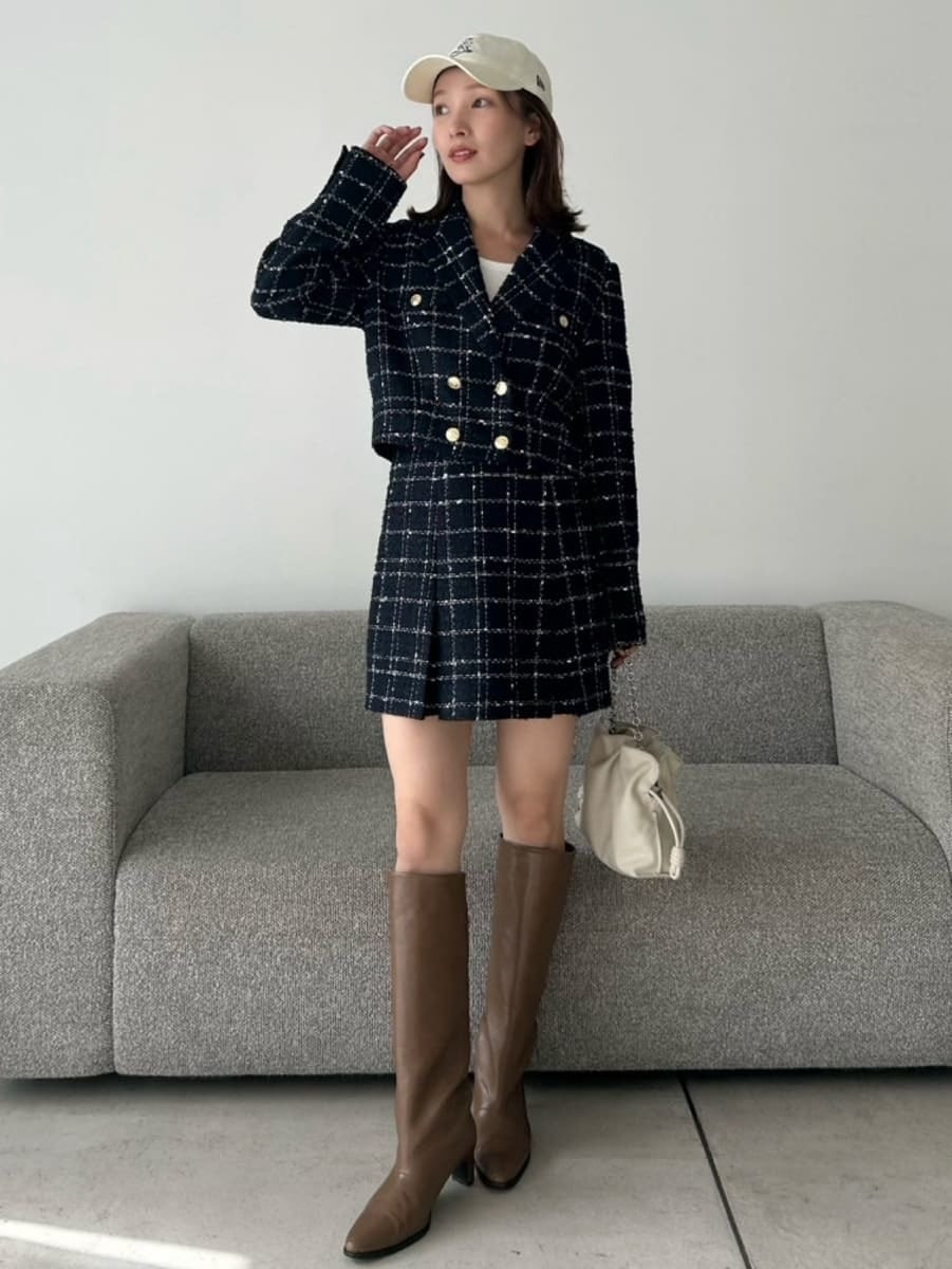 ホワイト系のTシャツ/カットソー、ブルー系のテーラードジャケット、ブルー系のスカートを着用したレディースの冬コーディネートの5枚目の写真