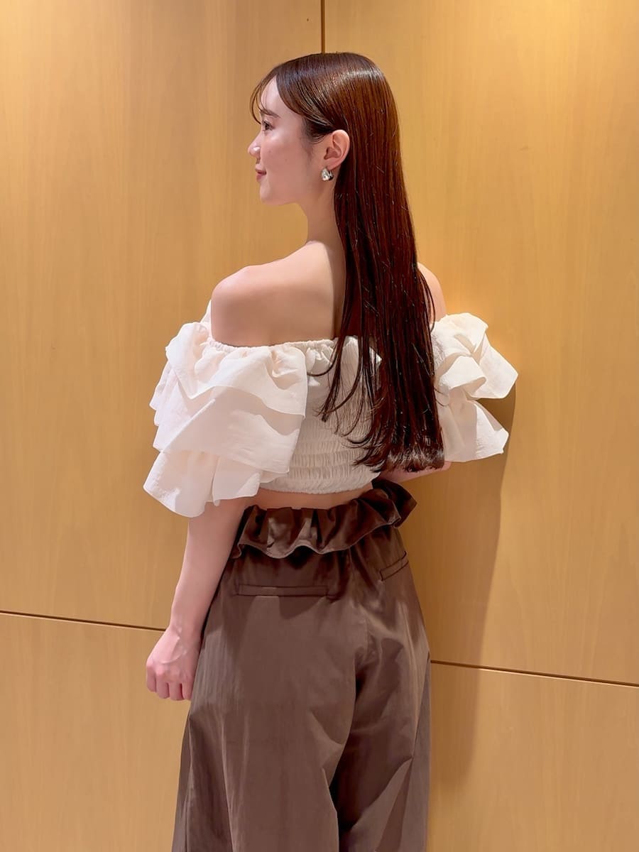 ブラウン系のその他パンツ、ホワイト系のシャツ/ブラウス、ブラウン系のハンドバッグを着用したレディースの冬コーディネートの7枚目の写真