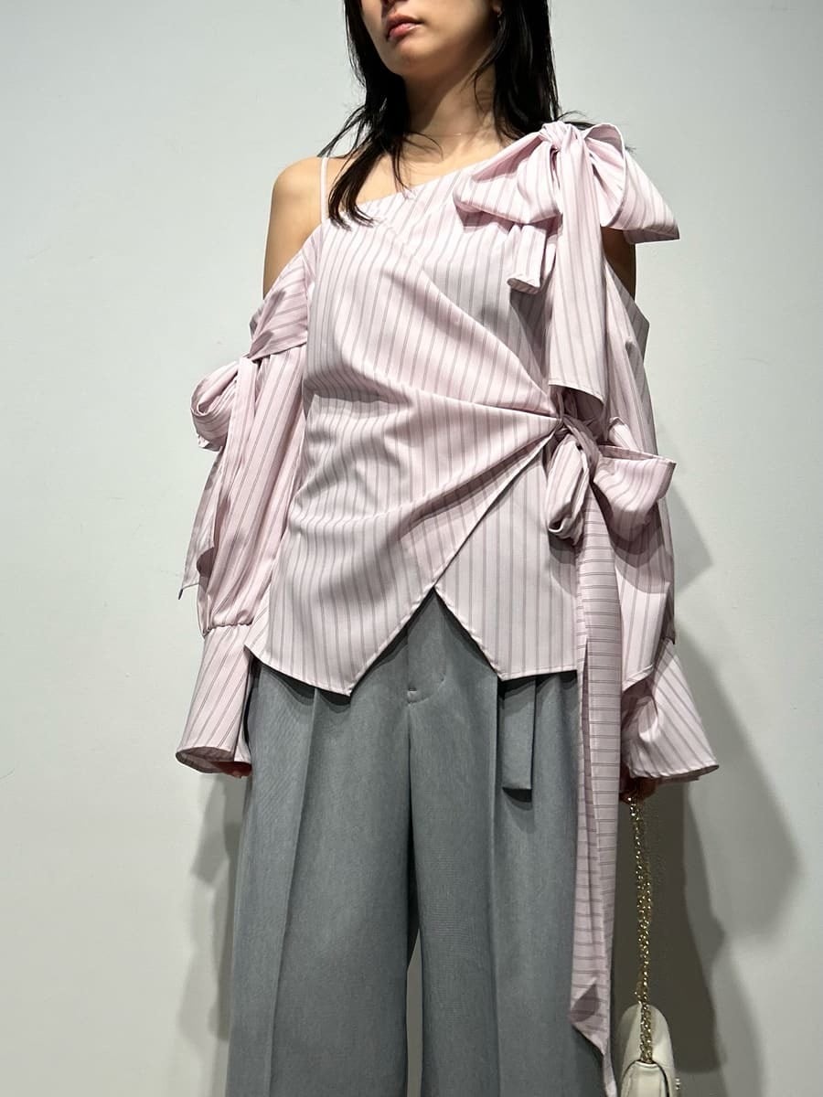 グレー系のその他パンツ、ホワイト系のショルダーバッグを着用したレディースの冬コーディネートの7枚目の写真