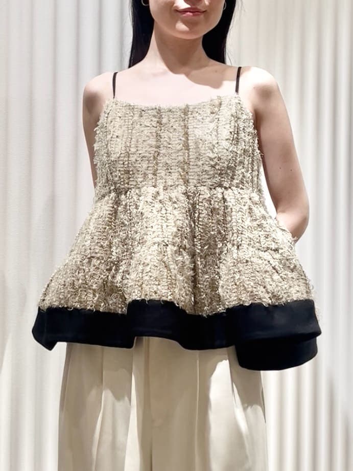 ブルー系のテーラードジャケット、ホワイト系のその他パンツ、ベージュ系のその他トップスを着用したレディースの春コーディネートの6枚目の写真