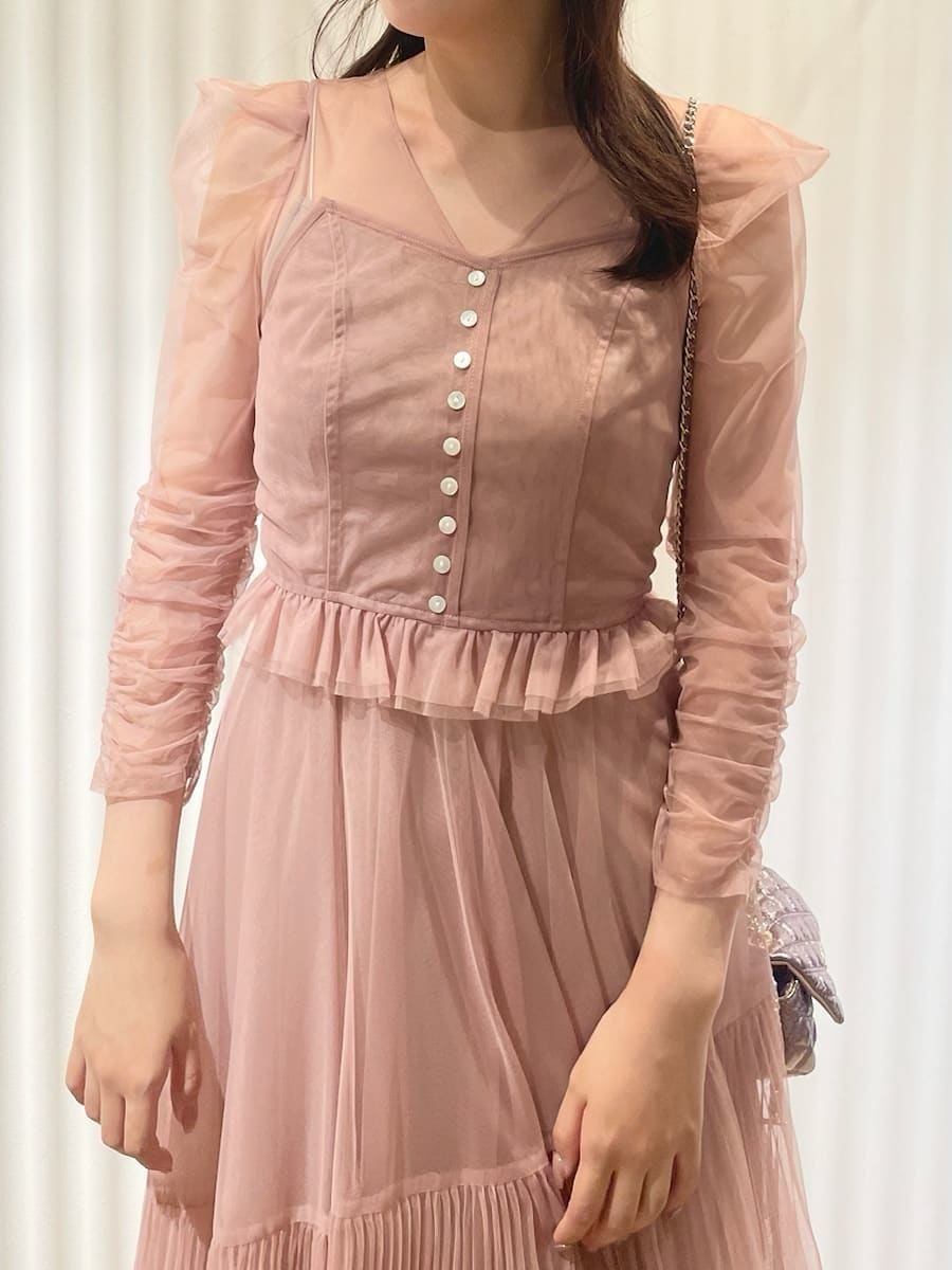 パープル系のショルダーバッグ、ブラック系のヘアピンを着用したレディースの秋コーディネートの6枚目の写真