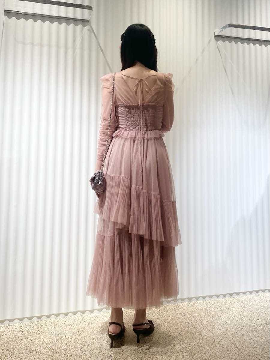 パープル系のショルダーバッグ、ブラック系のヘアピンを着用したレディースの秋コーディネートの4枚目の写真