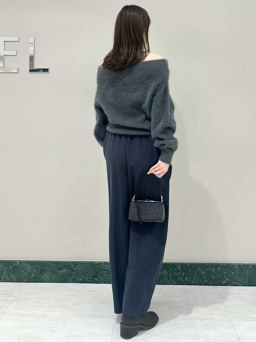グレー系のニット/セーター、ブルー系のその他パンツを着用したレディースの秋コーディネートの5枚目の写真