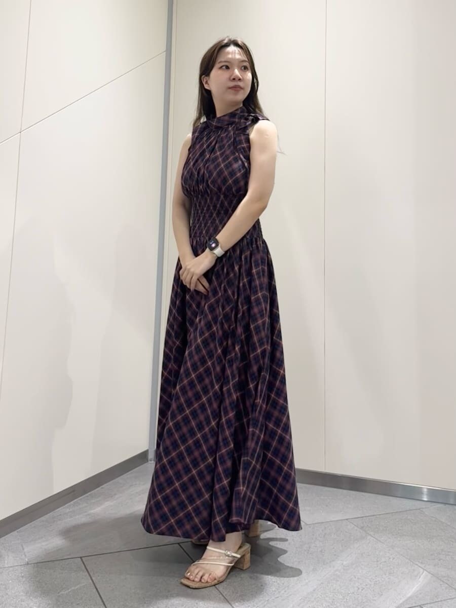 ホワイト系のショルダーバッグ、その他のサンダル、パープル系のワンピースを着用したレディースの夏コーディネートの2枚目の写真
