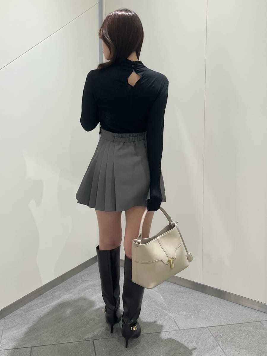その他のチェスターコート、グレー系のその他パンツ、ブラウン系のブーツを着用したレディースの秋コーディネートの7枚目の写真