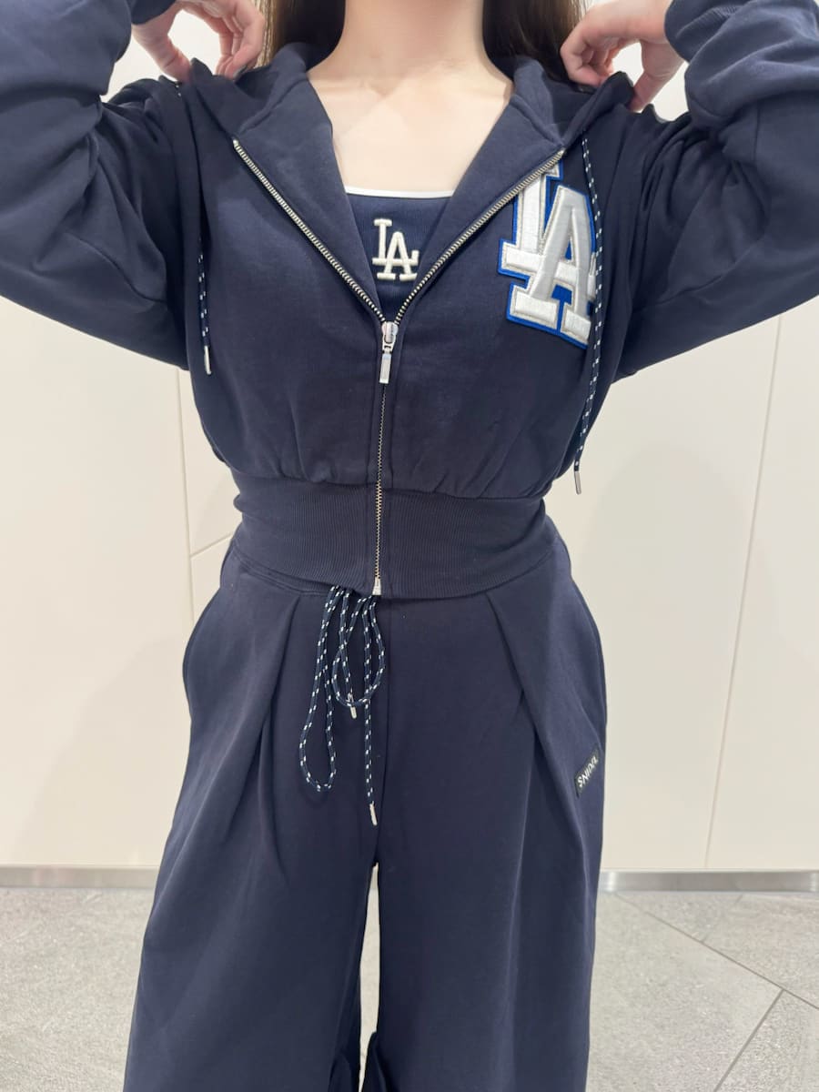 ブルー系のその他パンツ、ブルー系のパーカー、ブルー系のキャミソールを着用したレディースの春コーディネートの6枚目の写真