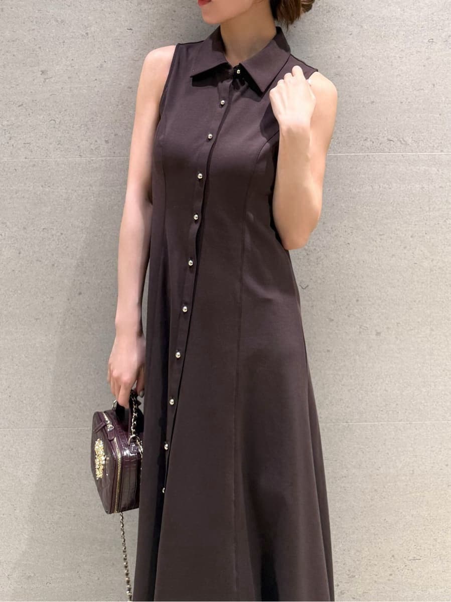 ブラウン系のワンピース、ブラウン系のサンダル、レッド系のショルダーバッグを着用したレディースの夏コーディネートの3枚目の写真
