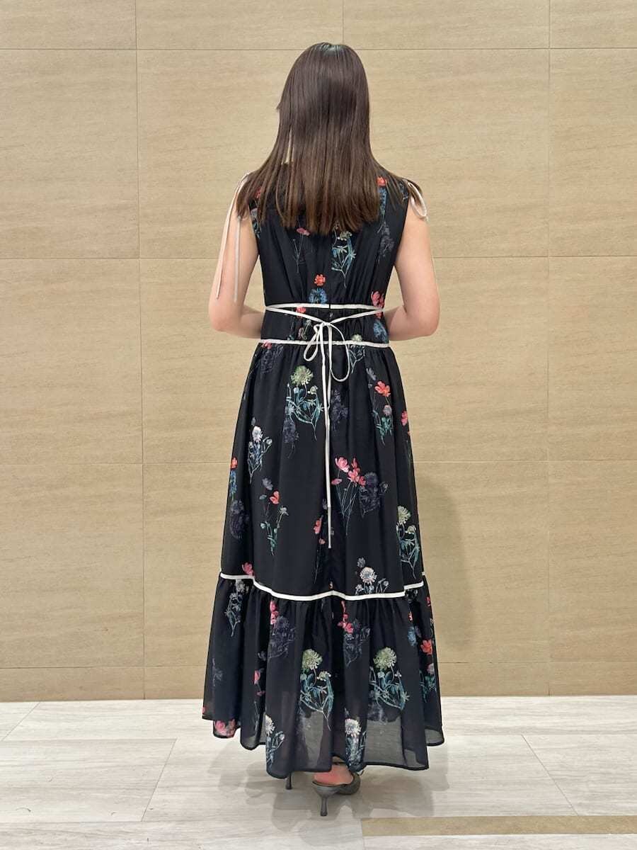 ブルー系のワンピース、ブラック系のショルダーバッグ、ホワイト系のバンダナ/スカーフを着用したレディースの夏コーディネートの3枚目の写真