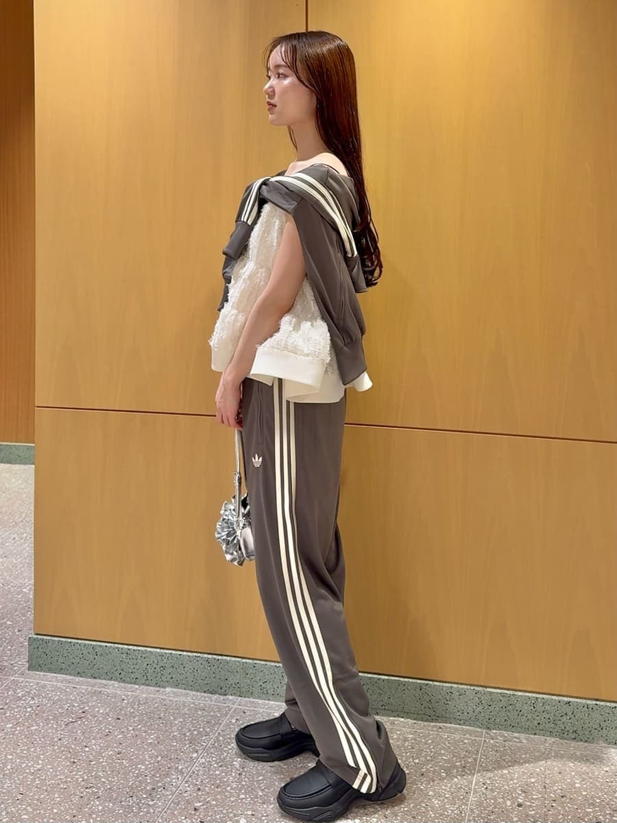 ホワイト系のその他トップス、グレー系のその他パンツ、シルバー系のハンドバッグを着用したレディースの冬コーディネートの2枚目の写真