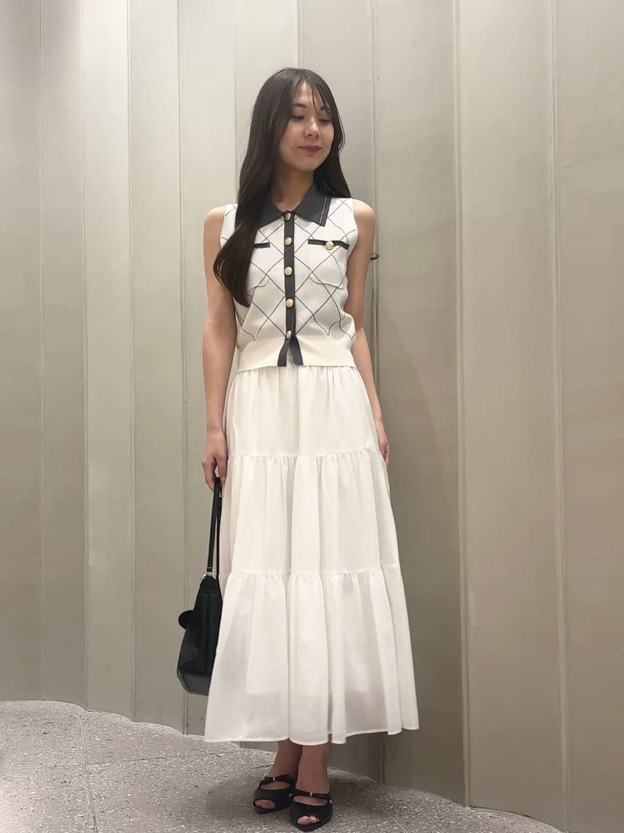 ホワイト系のワンピース、ブラック系のサンダル、ブラック系のショルダーバッグを着用したレディースの夏コーディネートの2枚目の写真