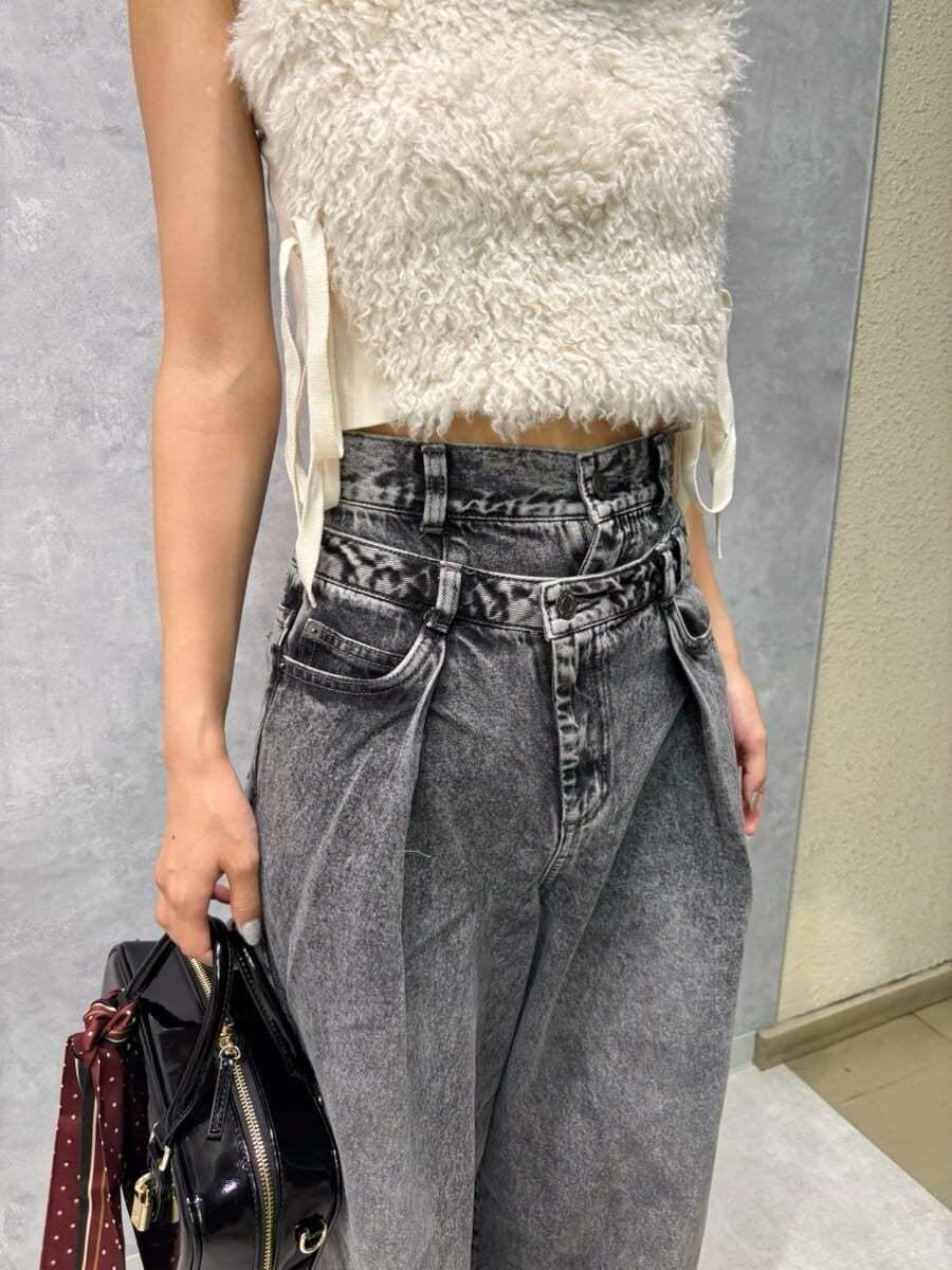 ホワイト系のニット/セーター、グレー系のデニムパンツ、ブラック系のブーツを着用したレディースの秋コーディネートの7枚目の写真