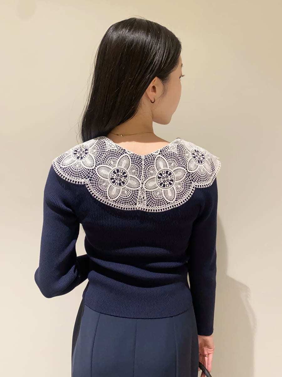 ブルー系のスカート、ブルー系のニット/セーター、ブラック系のハンドバッグを着用したレディースの冬コーディネートの6枚目の写真