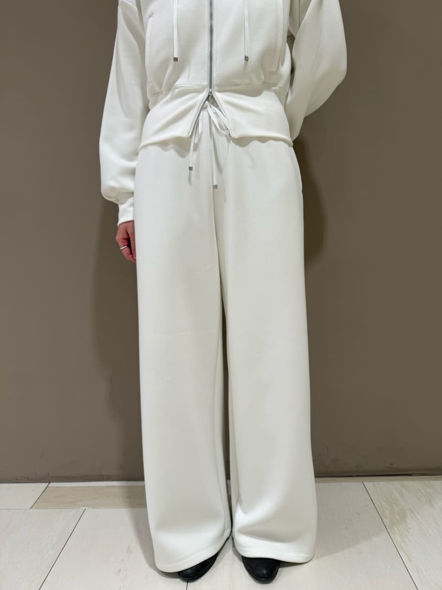 ホワイト系のパーカー、ホワイト系のスウェットパンツを着用したレディースの冬コーディネートの4枚目の写真