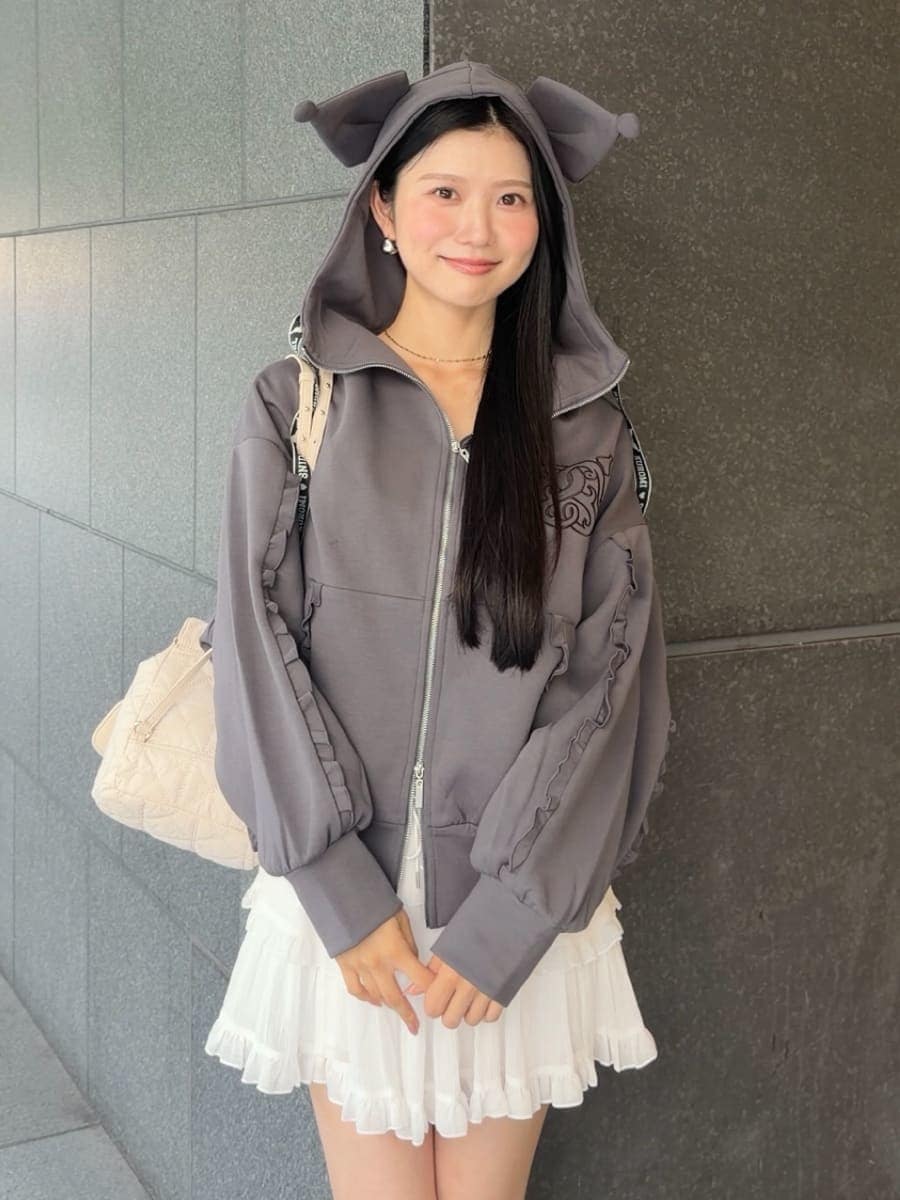 ホワイト系のその他パンツ、ブラック系のサンダル、ホワイト系のバックパック/リュックを着用したレディースの夏コーディネートの4枚目の写真
