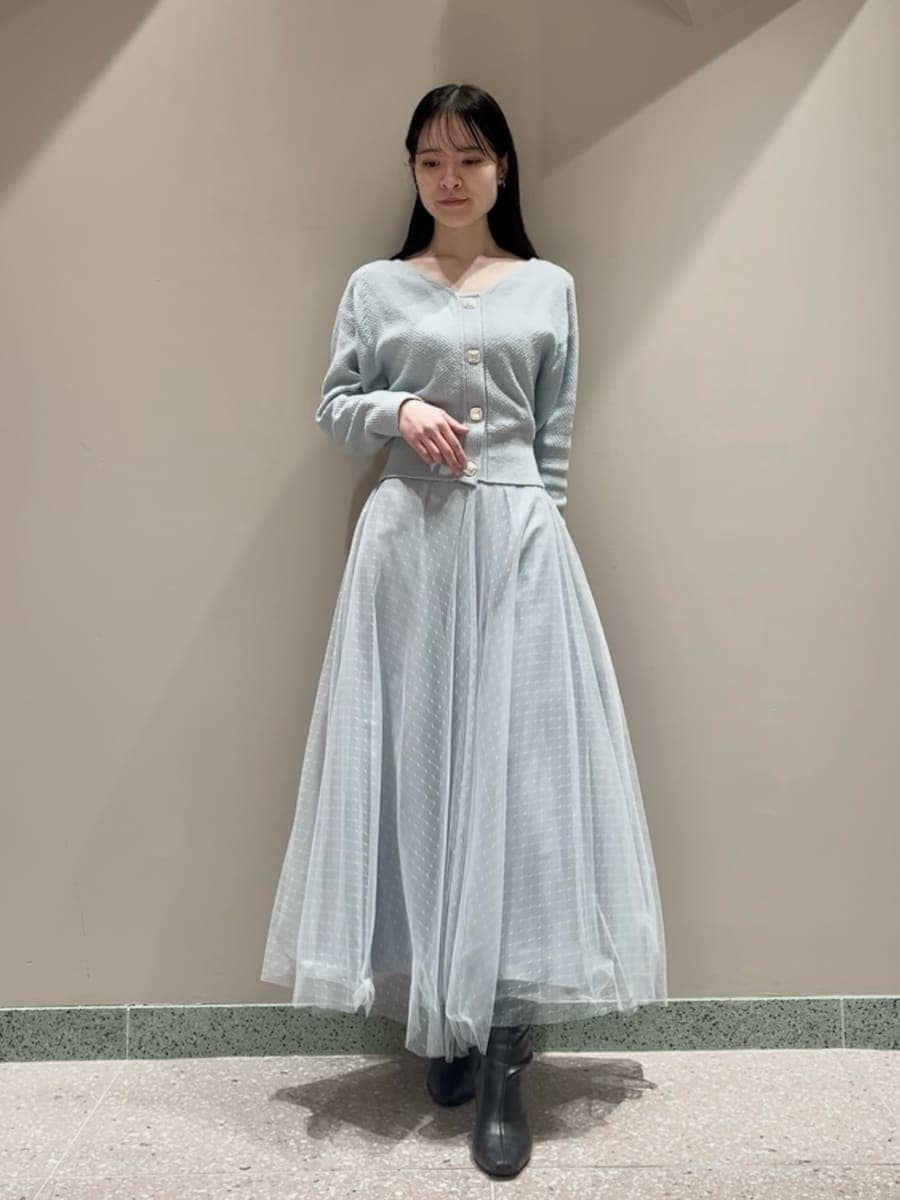 ブラック系のブーツ、ブラック系のハンドバッグ、ブルー系のワンピースを着用したレディースの冬コーディネートの3枚目の写真