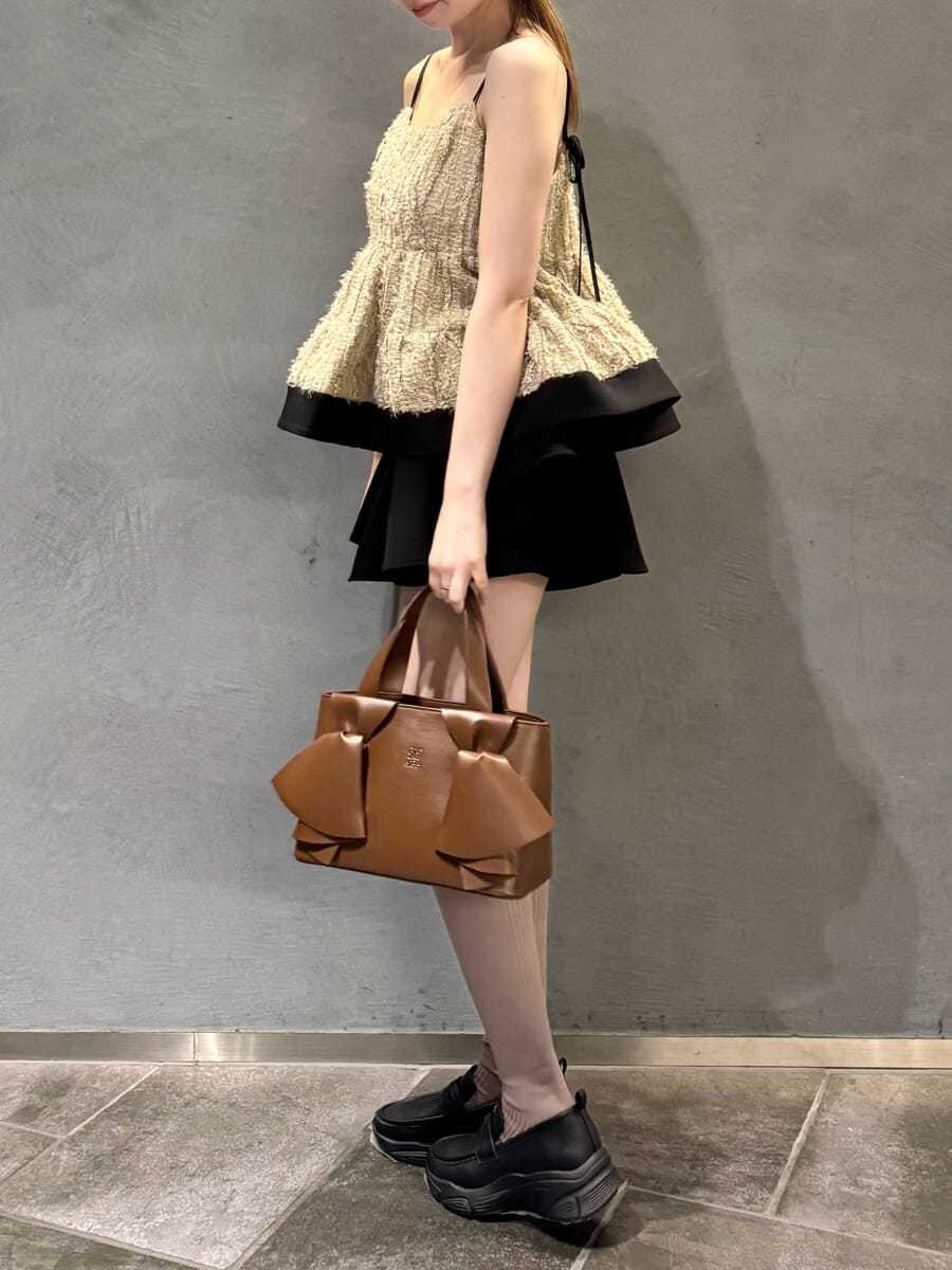ベージュ系のその他トップス、ブラウン系のハンドバッグ、ブラック系のローファーを着用したレディースの春コーディネートの3枚目の写真