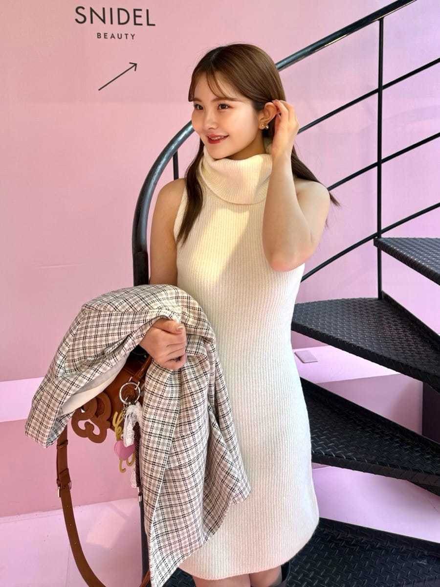 その他のテーラードジャケット、ホワイト系のワンピース、ブラック系のブーツを着用したレディースの秋コーディネートの2枚目の写真