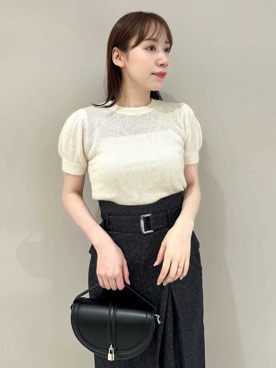 ベージュ系のキャミソール、グレー系のスカート、ブラック系のハンドバッグを着用したレディースの夏コーディネートの2枚目の写真