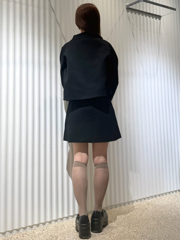 ブラック系のワンピース、ブラウン系のショルダーバッグ、ベージュ系のソックス/靴下を着用したレディースの春コーディネートの3枚目の写真