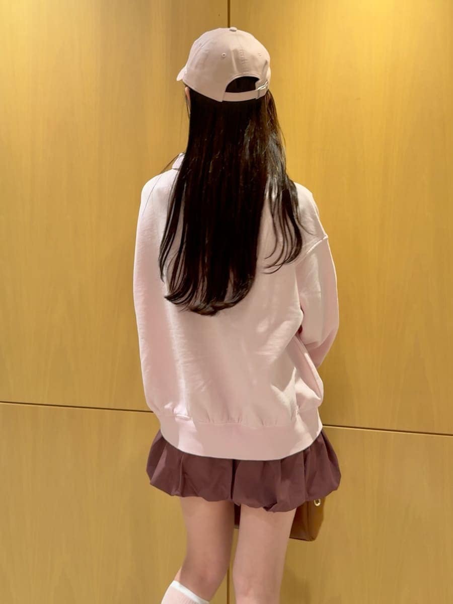 その他のワンピース、ピンク系のスウェット、イエロー系のボストンバッグを着用したレディースの春コーディネートの4枚目の写真