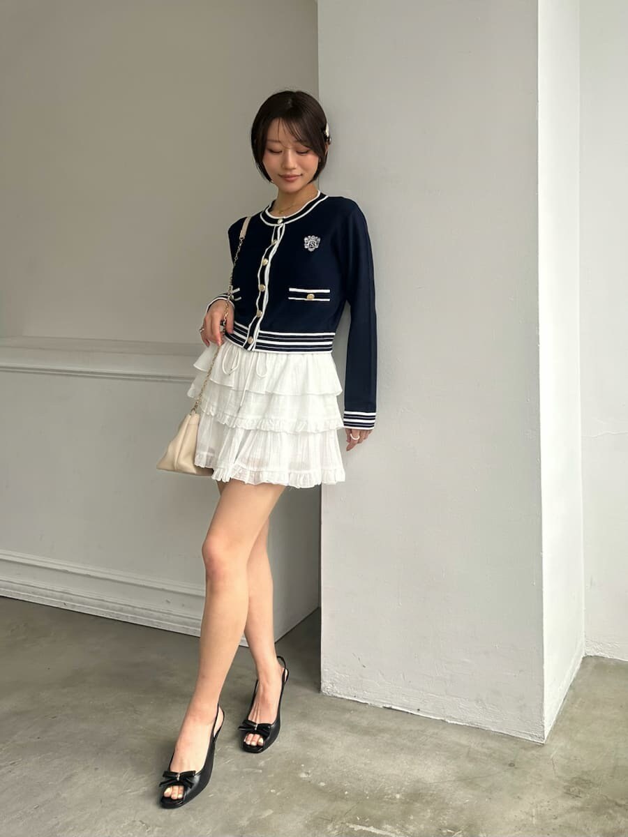 ブルー系のカーディガン/ボレロ、ホワイト系のその他パンツを着用したレディースの春コーディネートの4枚目の写真