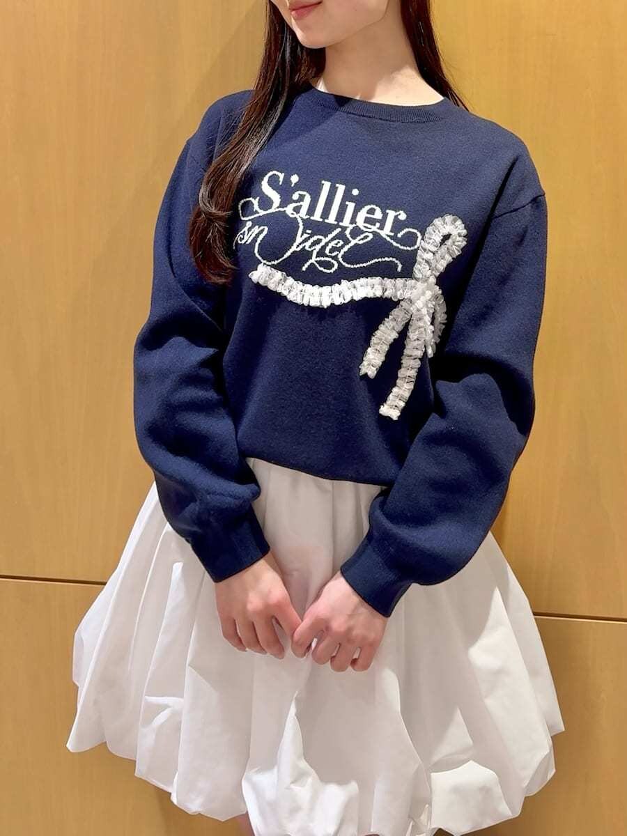 ホワイト系のその他パンツ、ブルー系のニット/セーター、イエロー系のボストンバッグを着用したレディースの冬コーディネートの5枚目の写真