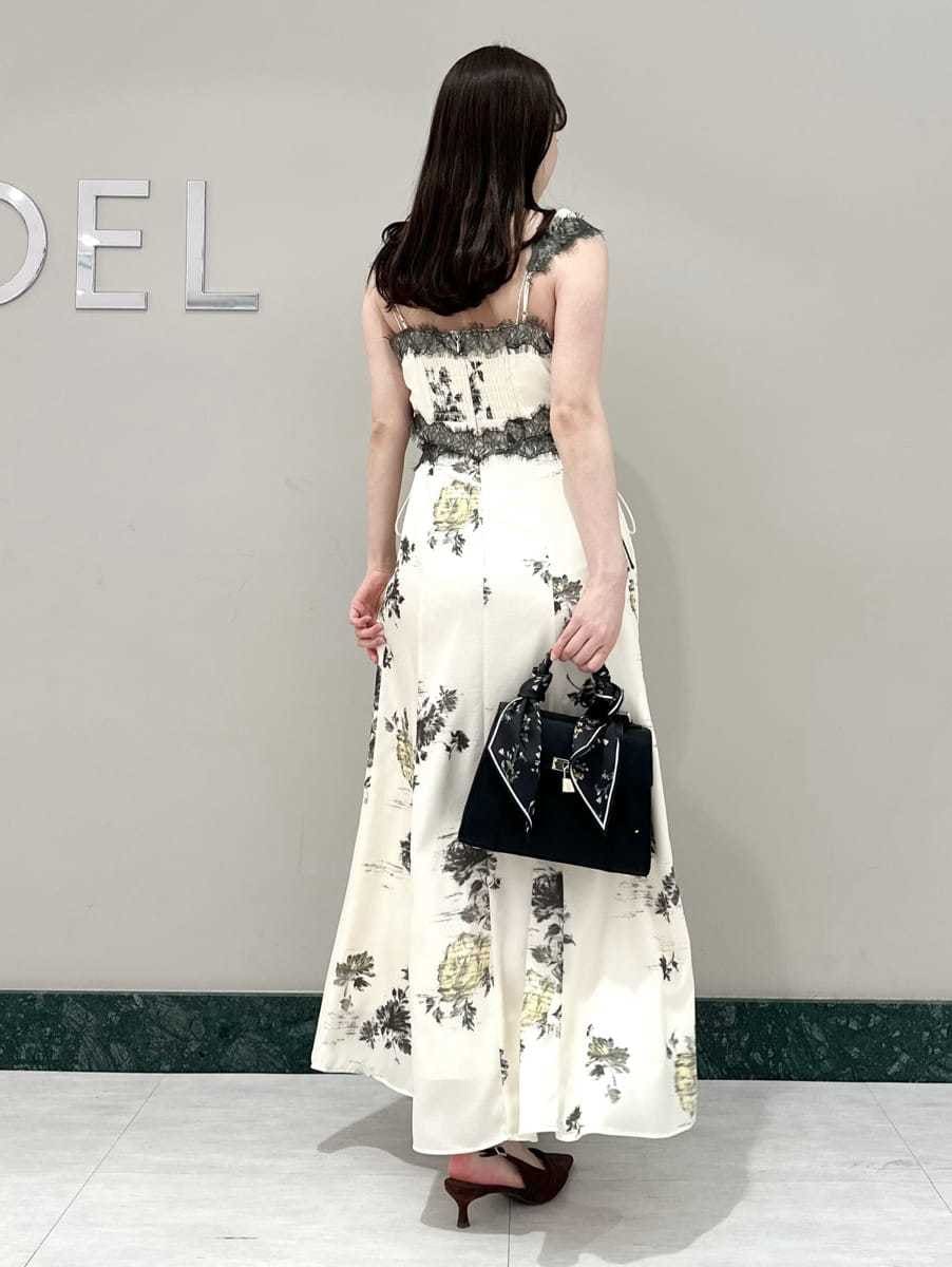 ベージュ系のブルゾン、イエロー系のワンピース、ブラウン系のパンプスを着用したレディースの春コーディネートの5枚目の写真