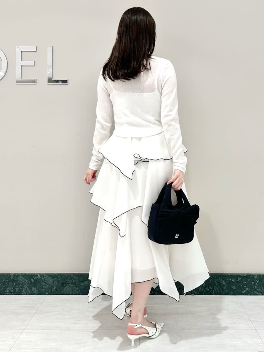 ホワイト系のワンピース、その他のパンプスを着用したレディースの冬コーディネートの4枚目の写真